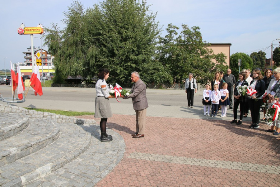 Uroczystości pod pomnikiem Lotników